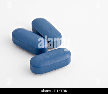 Makroaufnahme von drei blaue Tabletten auf weiß Stockfoto