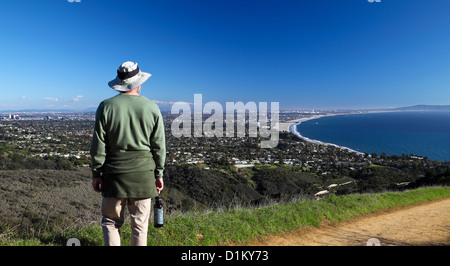 Wanderer unterwegs Feuer im Topanga State Park von Los Liones Wanderweg erreicht befasst sich mit der Santa Monica Bay Stockfoto