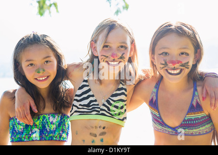 Lächelnden Freunde im Gesicht malen Stockfoto