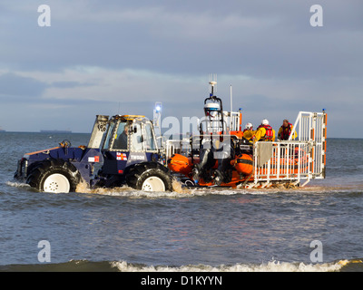 Redcar RNLI inshore Rettungsboot Typ IB1 namens Martin Harvey vom Meer mit benutzerdefinierten Trailer und Zugmaschine wiederhergestellt wird Stockfoto