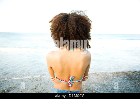 Hispano-Amerikaner Frau, die das Strandleben genießen Stockfoto