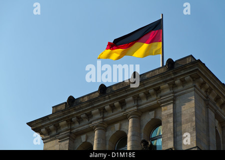 Die deutsche Flagge winken vom Reichstag in Berlin, Deutschland Stockfoto