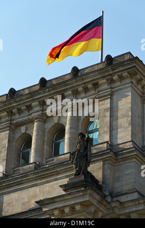 Die deutsche Flagge winken vom Reichstag in Berlin, Deutschland Stockfoto