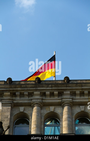 Die deutsche Flagge winken vom Reichstag in Berlin, Deutschland Stockfoto