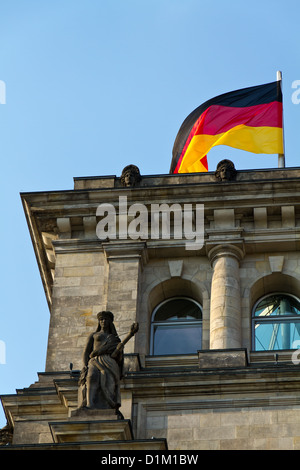 Die deutsche Flagge winken vom Reichstag in Berlin, Deutschland Stockfoto