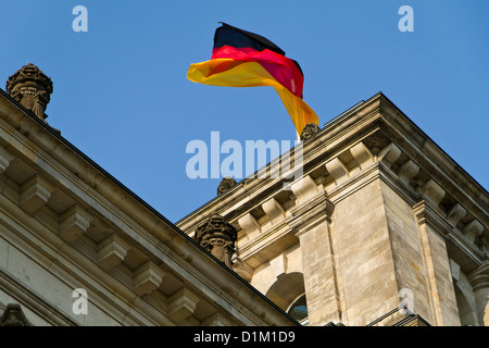 Die deutsche Flagge winken vom Reichstag in Berlin, Deutschland Stockfoto