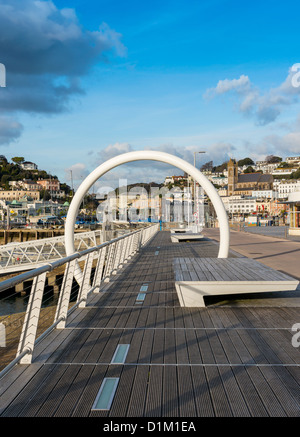 Gehweg am Kai am inneren Hafen Torquay Devon England Stockfoto