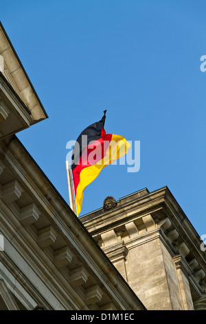 Die deutsche Flagge winken vom Reichstag in Berlin, Deutschland Stockfoto