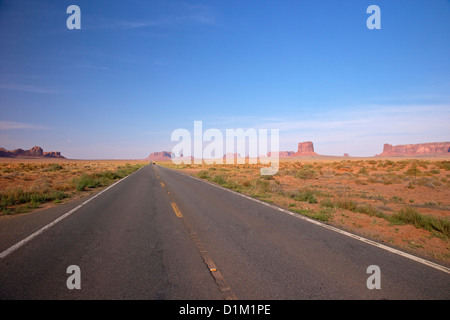 Leere Straße in der Nähe von Monument Valley, Arizona Highway 163, Arizona, USA Stockfoto
