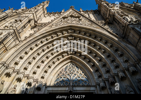 Detail des Portals der gotischen Kathedrale des Heiligen Kreuzes in Barcelona Stockfoto