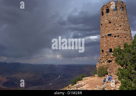 Stürmisches Wetter am Desert View Watchtower oder indischen Wachturm, South Rim, Grand Canyon National Park, Arizona, USA Stockfoto