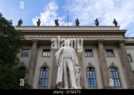 Die Helmholtz-Statue vor der Humboldt-Universität auf der Boulevard Unter Den Linden in Berlin, Deutschland Stockfoto