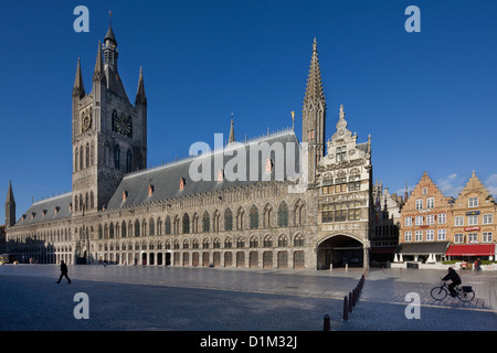 Die Tuchhallen / Lakenhalle Gehäuse das In Flanders Fields Museum bei Ypern, Belgien Stockfoto