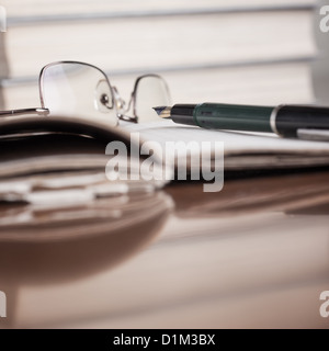 Nahaufnahme Foto von Notebook und Bücher auf Tisch, geringe Schärfentiefe Stockfoto