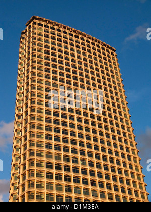 Mittelpunkt-Turm, erbaut im brutalistischen Stil in den 1960er Jahren, New Oxford Street, London, England, UK Stockfoto
