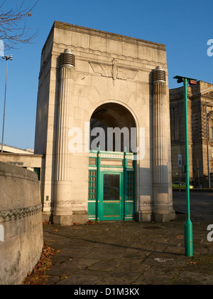 Eingang und Sicherheit für den Mersey-Tunnel in Liverpool UK Stockfoto