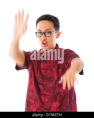 Southeast Asian chinesische Mann praktizierender Wushu, isoliert auf weißem Hintergrund Stockfoto