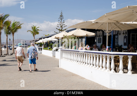 Touristen in Puerto Calero Lanzarote Kanarische Inseln Stockfoto