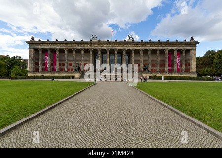 Das alte Museum auf der Boulevard Unter Den Linden in Berlin, Deutschland Stockfoto