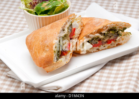 Italienische Ciabatta Panini Sandwichwith mit Gemüse und Feta-Käse Stockfoto