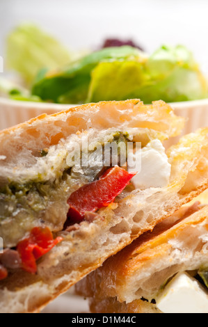 Italienische Ciabatta Panini Sandwichwith mit Gemüse und Feta-Käse Stockfoto