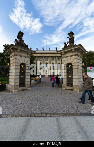 Der Humboldt-Universität auf der Boulevard Unter Den Linden in Berlin, Deutschland Stockfoto