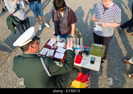 Schauspielern als ehemalige DDR-Grenze-Offiziere Sichtvermerk am Brandenburger Tor in Berlin, Deutschland Stockfoto