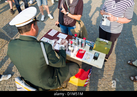 Schauspielern als ehemalige DDR-Grenze-Offiziere Sichtvermerk am Brandenburger Tor in Berlin, Deutschland Stockfoto