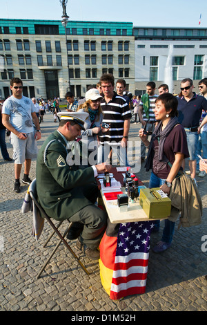 Schauspielern als ehemalige DDR-Grenze-Offiziere Sichtvermerk am Brandenburger Tor in Berlin, Deutschland Stockfoto