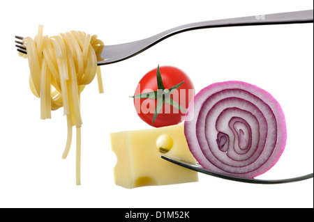 italienische Küche Zutaten auf Gabeln isoliert vor weißem Hintergrund einschließlich Spaghetti Nudeln Tomaten Zwiebeln und Käse Stockfoto