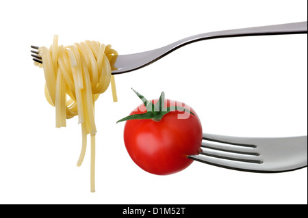 Spaghetti und Tomatensauce auf Gabeln auf dem weißen Hintergrund isoliert Stockfoto