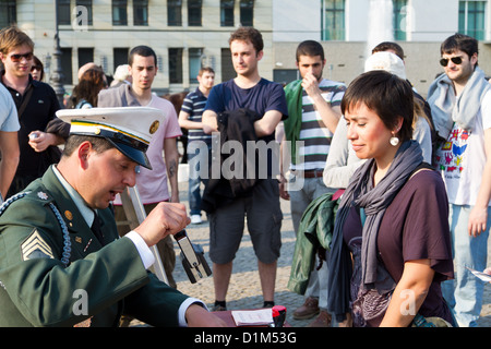 Schauspielern als ehemalige DDR-Grenze-Offiziere Sichtvermerk am Brandenburger Tor in Berlin, Deutschland Stockfoto