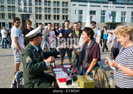 Schauspielern als ehemalige DDR-Grenze-Offiziere Sichtvermerk am Brandenburger Tor in Berlin, Deutschland Stockfoto