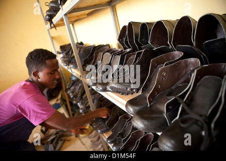 Orthopädische Schuhe werden in einer Werkstatt in Debre Markos, Äthiopien hergestellt. Stockfoto