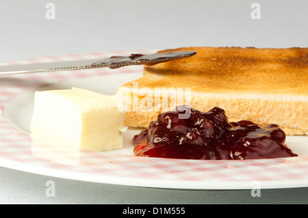 Marmelade, Butter und Toast hautnah. Stockfoto