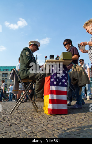 Schauspielern als ehemalige DDR-Grenze-Offiziere Sichtvermerk am Brandenburger Tor in Berlin, Deutschland Stockfoto