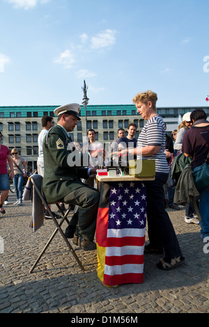 Schauspielern als ehemalige DDR-Grenze-Offiziere Sichtvermerk am Brandenburger Tor in Berlin, Deutschland Stockfoto