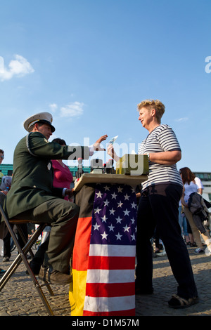 Schauspielern als ehemalige DDR-Grenze-Offiziere Sichtvermerk am Brandenburger Tor in Berlin, Deutschland Stockfoto