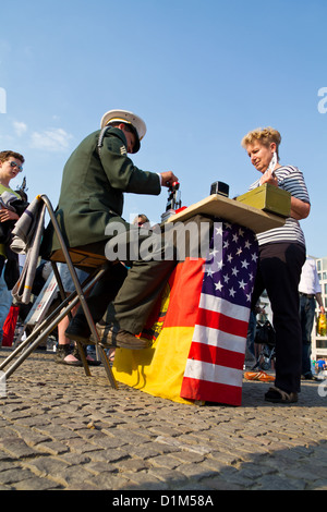 Schauspielern als ehemalige DDR-Grenze-Offiziere Sichtvermerk am Brandenburger Tor in Berlin, Deutschland Stockfoto