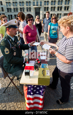 Schauspielern als ehemalige DDR-Grenze-Offiziere Sichtvermerk am Brandenburger Tor in Berlin, Deutschland Stockfoto