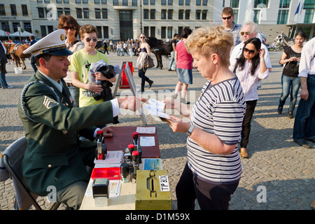 Schauspielern als ehemalige DDR-Grenze-Offiziere Sichtvermerk am Brandenburger Tor in Berlin, Deutschland Stockfoto