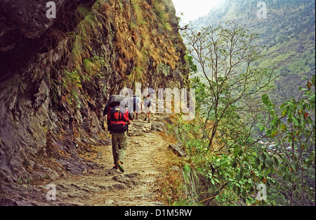 Tragen Rucksacs auf felsigen Weg gehauen von Klippe auf Marsyangdi Tal am Annapurna Circuit im Himalaya Nepal Trekker Stockfoto