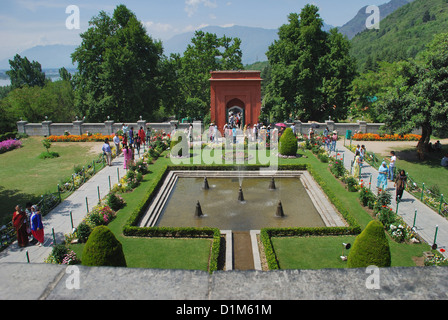 Eingang des Chashme Shahi baut auf einer Feder von Ali Mardan, Gouverneur der Großmogul Shah Jahan im Jahr 1632. Srinagar Stockfoto