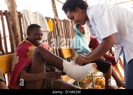 Ein Patient erhält Behandlung für Podoconiosis (Elephantiasis) in der Hidase Klinik in Debre Markos, Äthiopien. Stockfoto