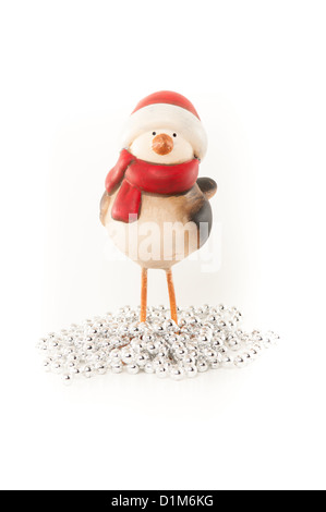 Schöne Weihnachten Robin Ornament umgeben von Silberperlen, isoliert auf weiss Stockfoto