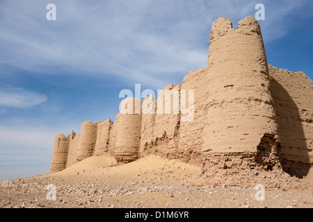 Roma Fort, bewacht 3. Jahrhundert die Kamele Route bis zum Nil. Gefertigt aus Lehmziegeln, kann man immer noch auf den Wällen Fuß. Stockfoto