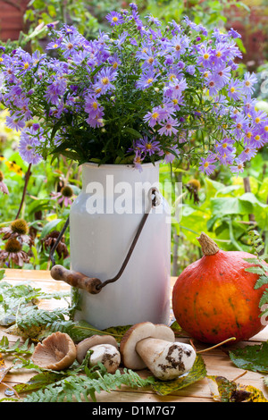 Herbst Arrangement auf einem Holztisch. Stockfoto