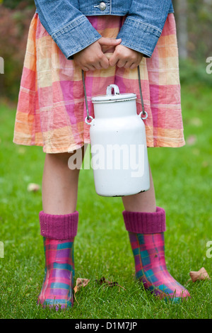 Mädchen eine Milch halten kann. Stockfoto