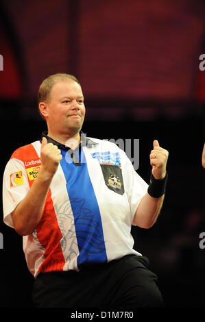 28.12.2012 London, England. Raymond van Barneveld feiert gewinnen einen Satz gegen Simon Whitlock während der bei Ladbrokes World Darts Championship Viertelfinale von Alexandra Palace. Stockfoto