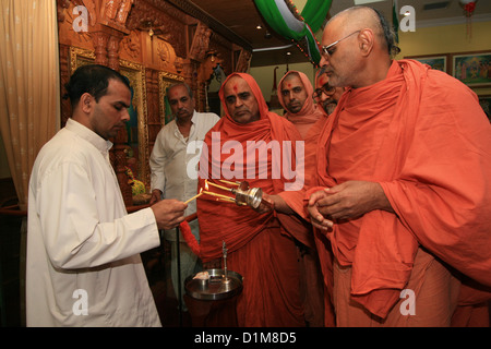 Hindu Priester während der Feier des Krishna Janmashtami in Shri Kutch Satsang Swaminarayan Mandir, London, UK Stockfoto